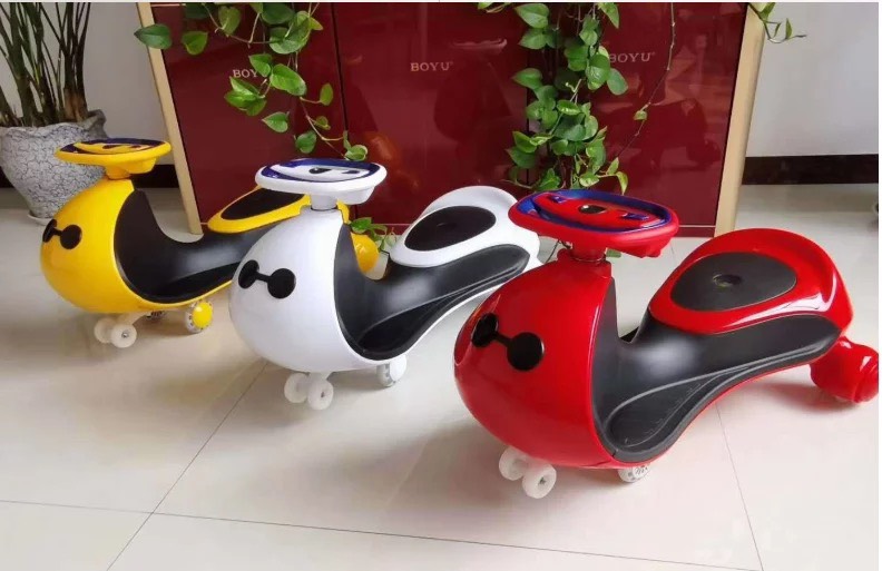 Xe lắc ba màu bắt mắt dành cho bé có nhạc và đèn