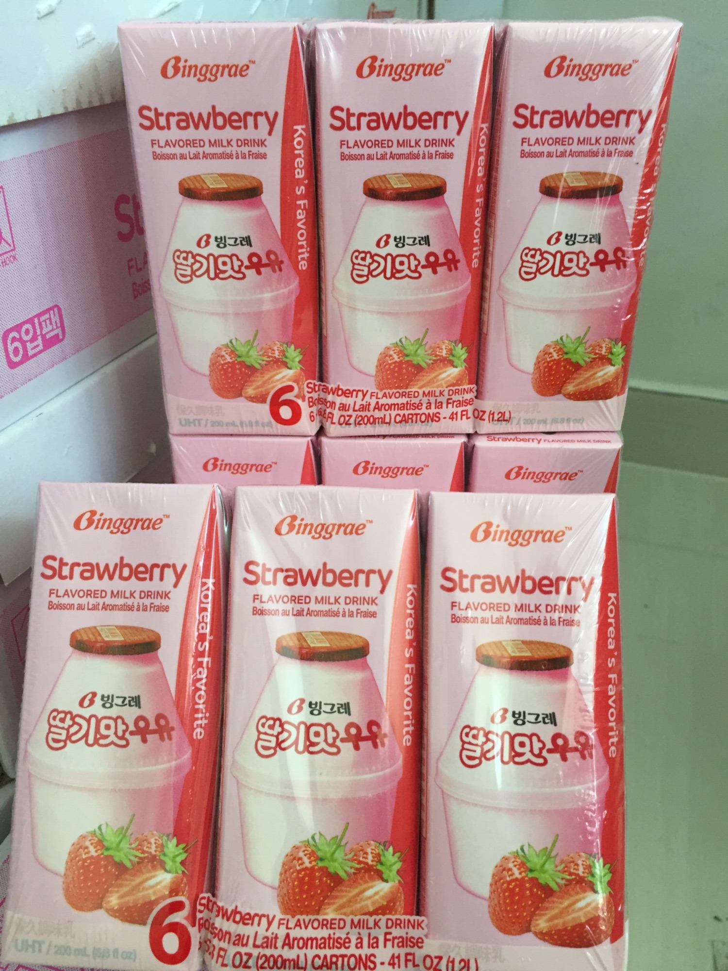 Sữa dâu Binggrae (1 lốc 6 hộp x 200ml)