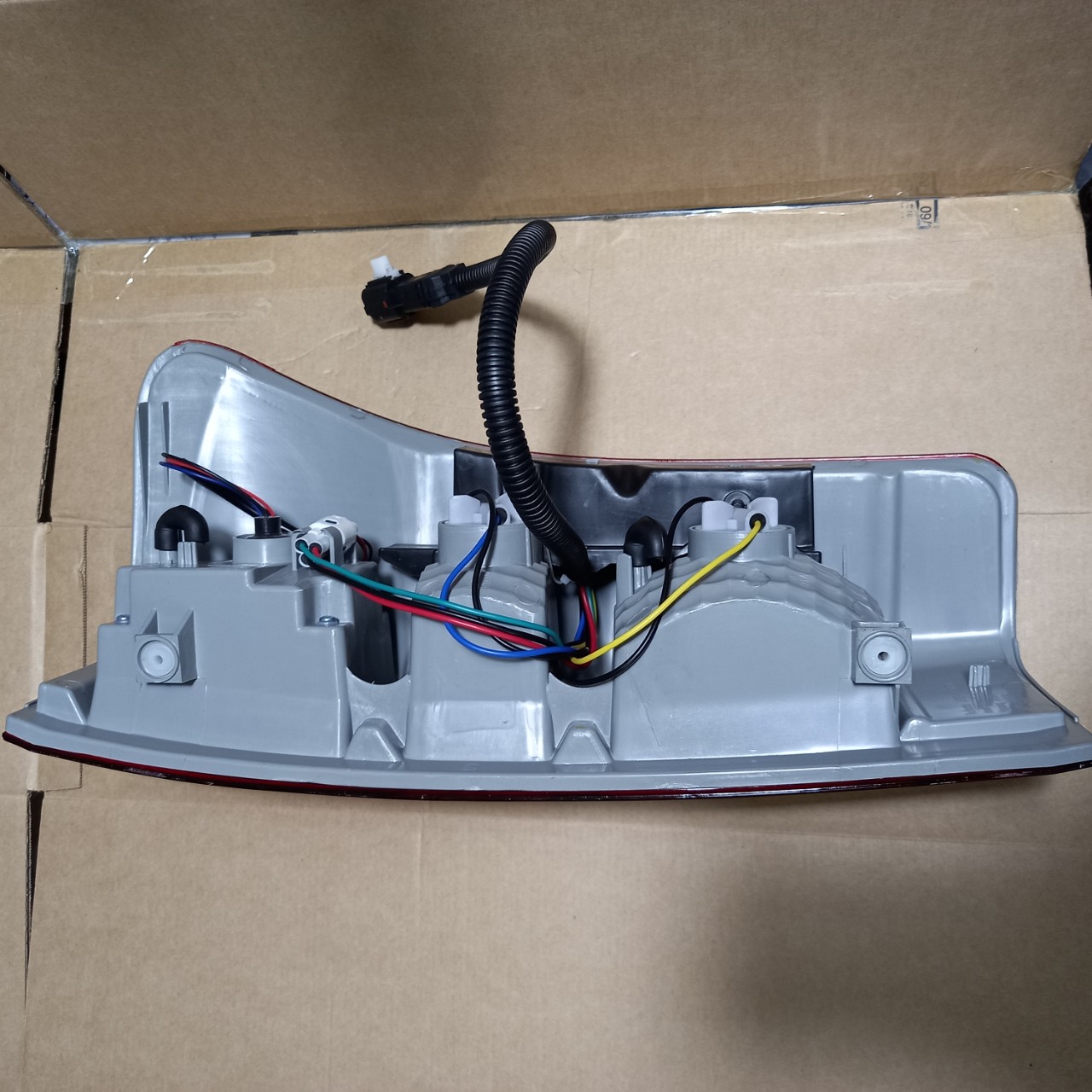 ĐÈN HẬU ISUZU DMAX 2012 - 2014 BÊN LÁI, CÓ LED