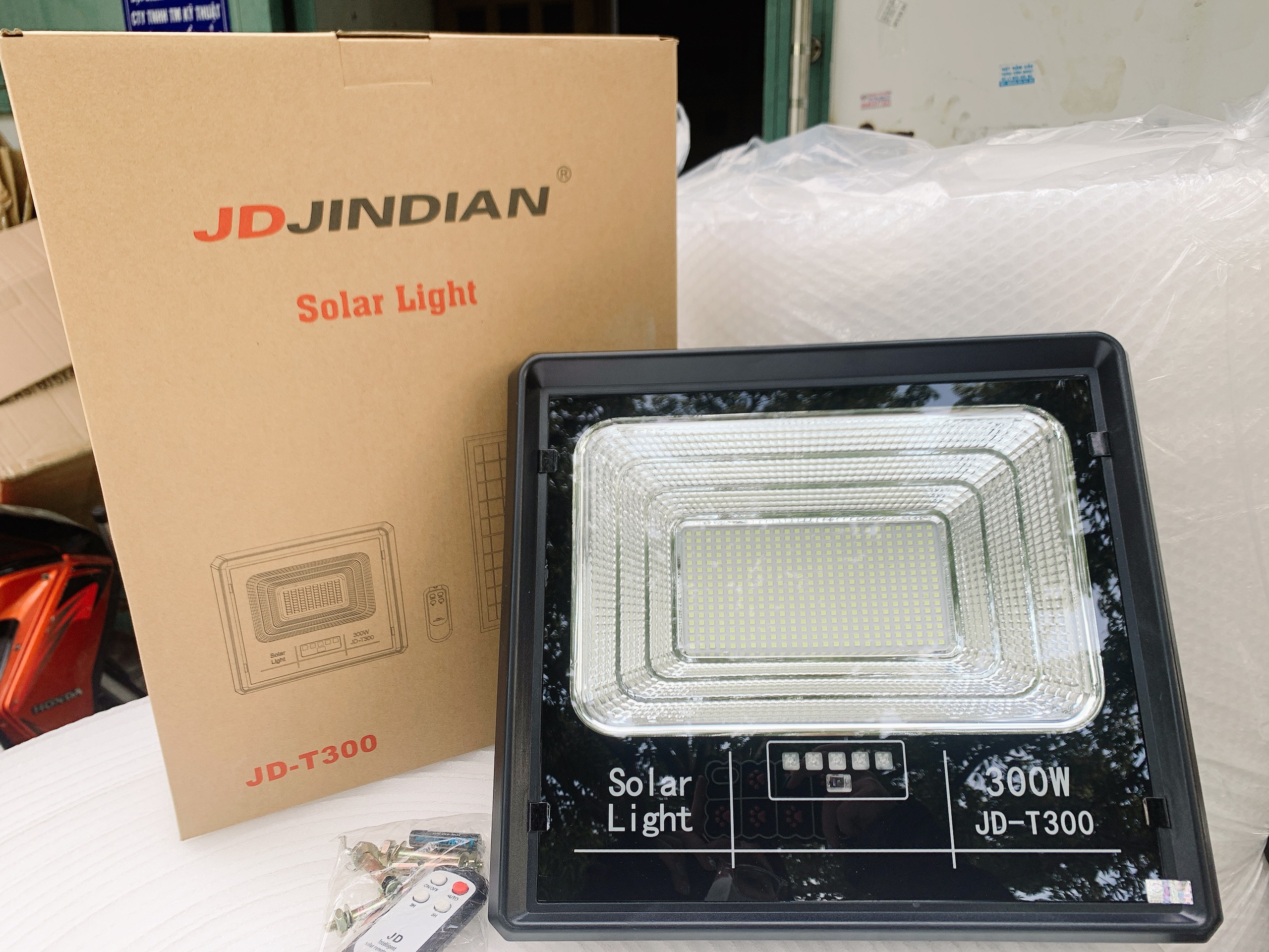 Đèn Pha Năng Lượng Mặt Trời Jindian JD T300 ( 300w )
