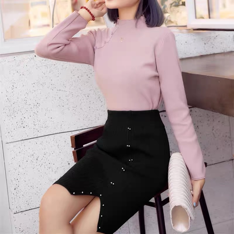Chân váy len dáng ngắn xẻ lệnh đính cúc