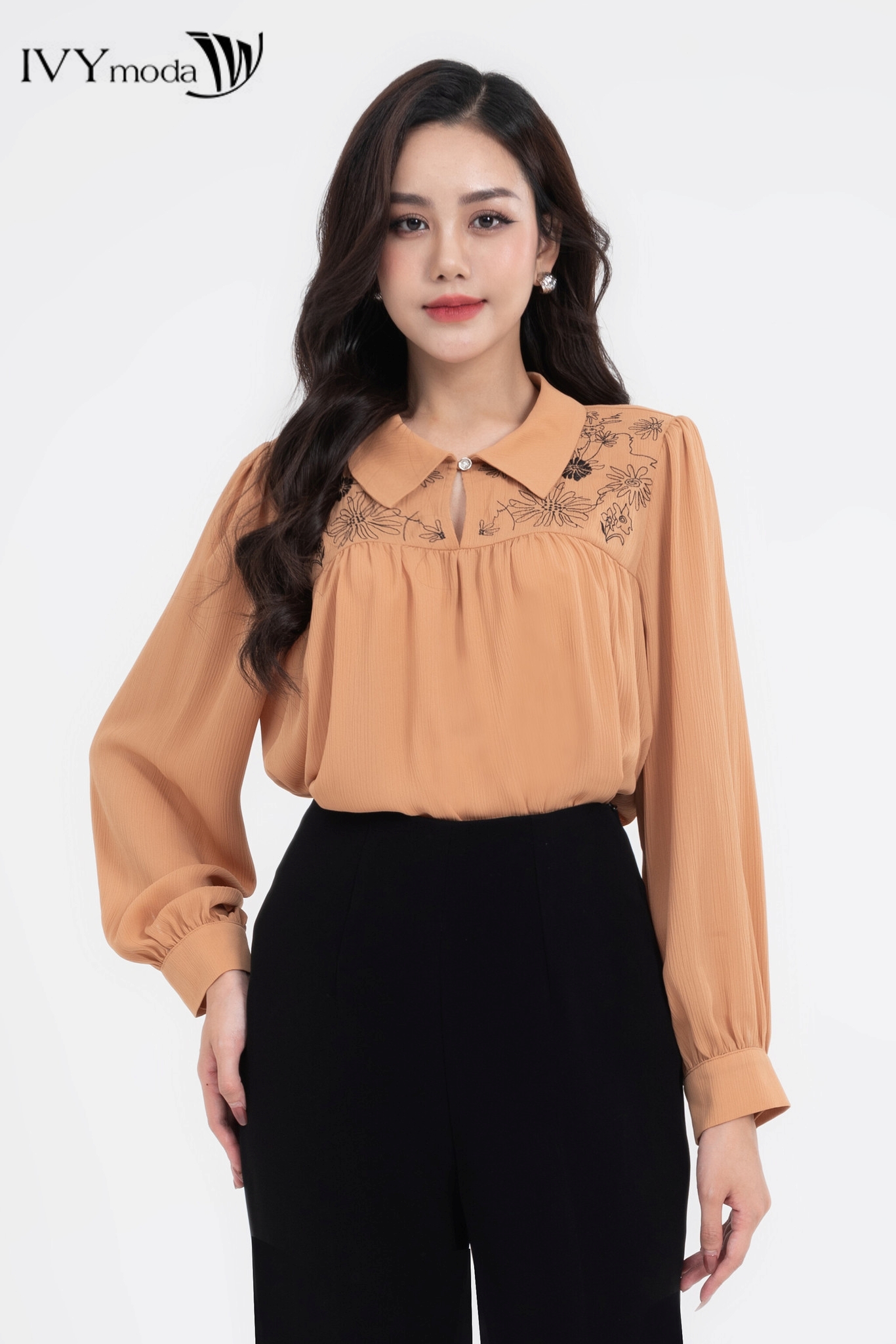 Áo cổ sen thêu họa tiết ivy moda ms 17m7976