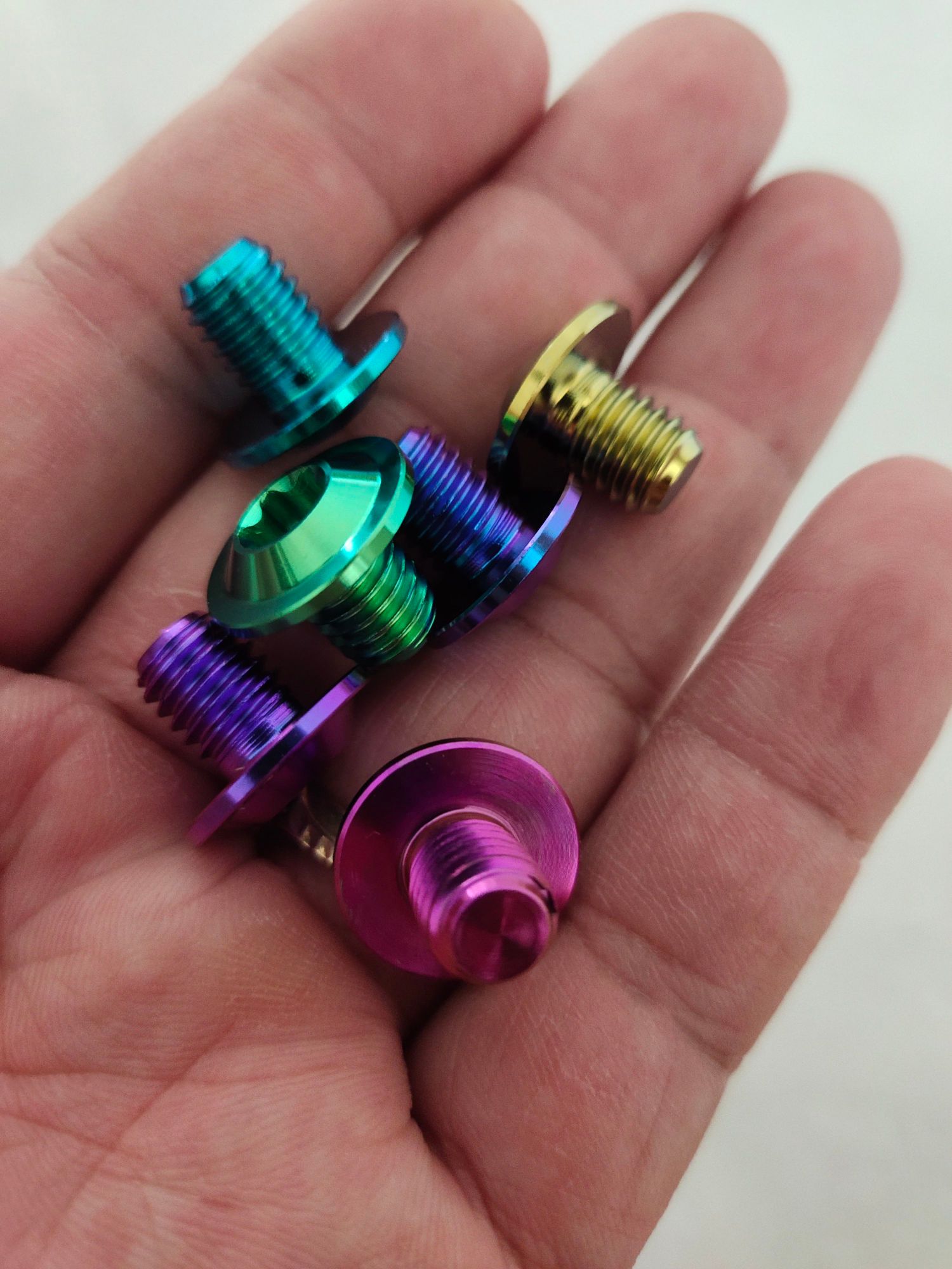 ốc titan gr5 8li10 dù to xanh lục bảo