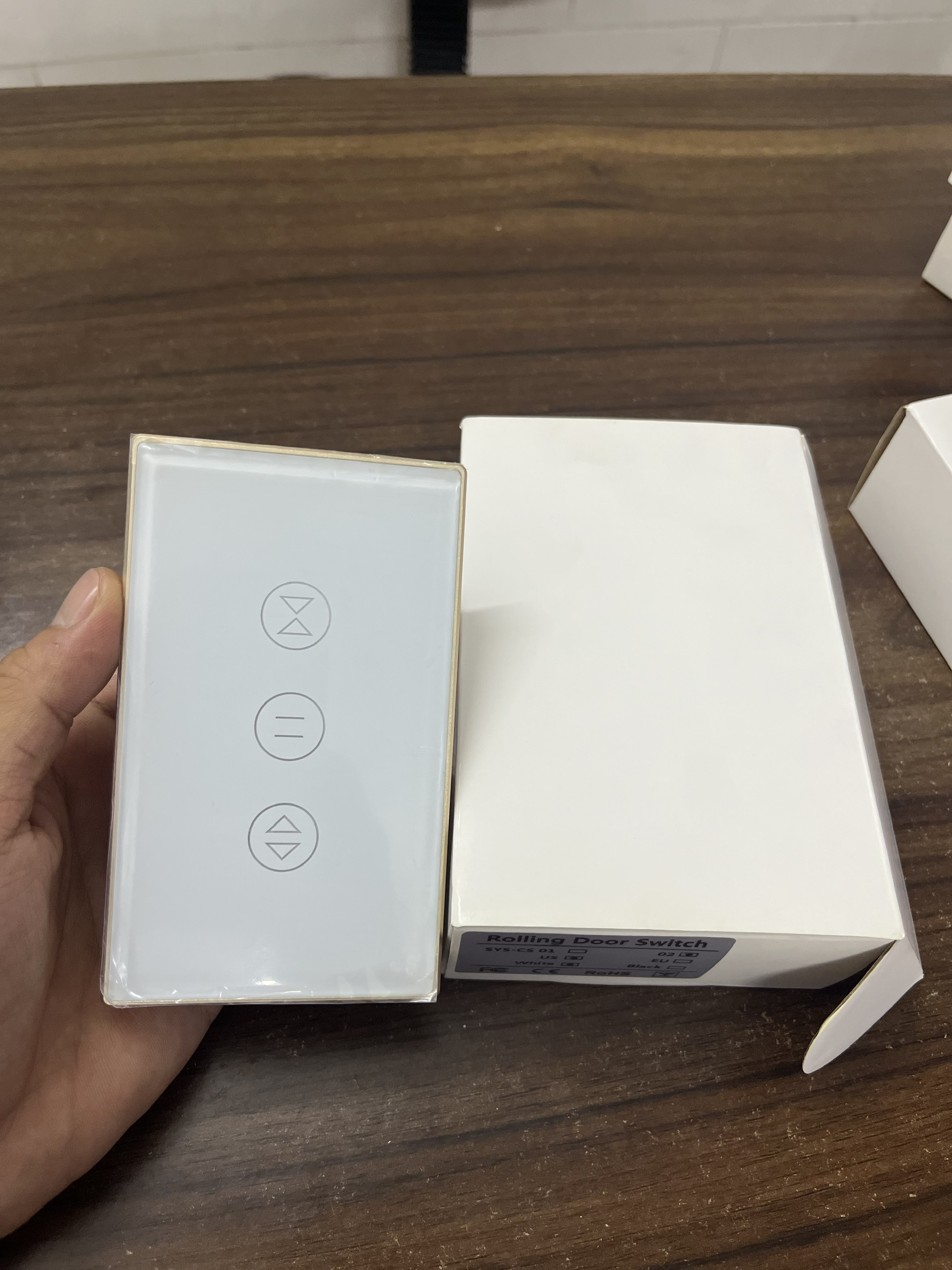 Công tắc cửa cuốn tuya wifi