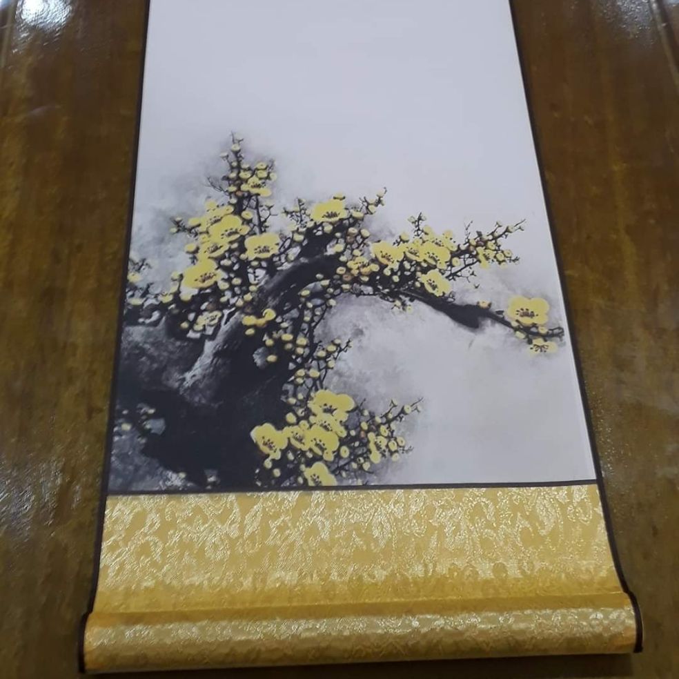 Biểu lụa viết thư pháp..Có hình nền sẵnKích thước 27x80cm