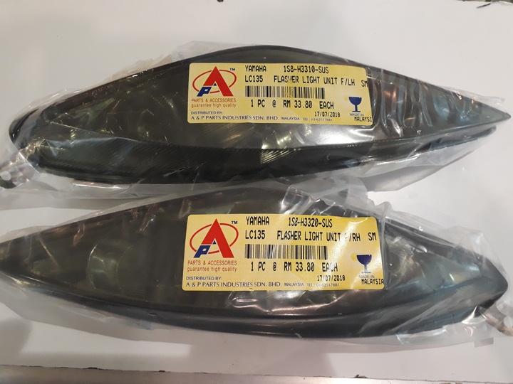 Đế chụp xi nhan trước EX135-2010 màu khói