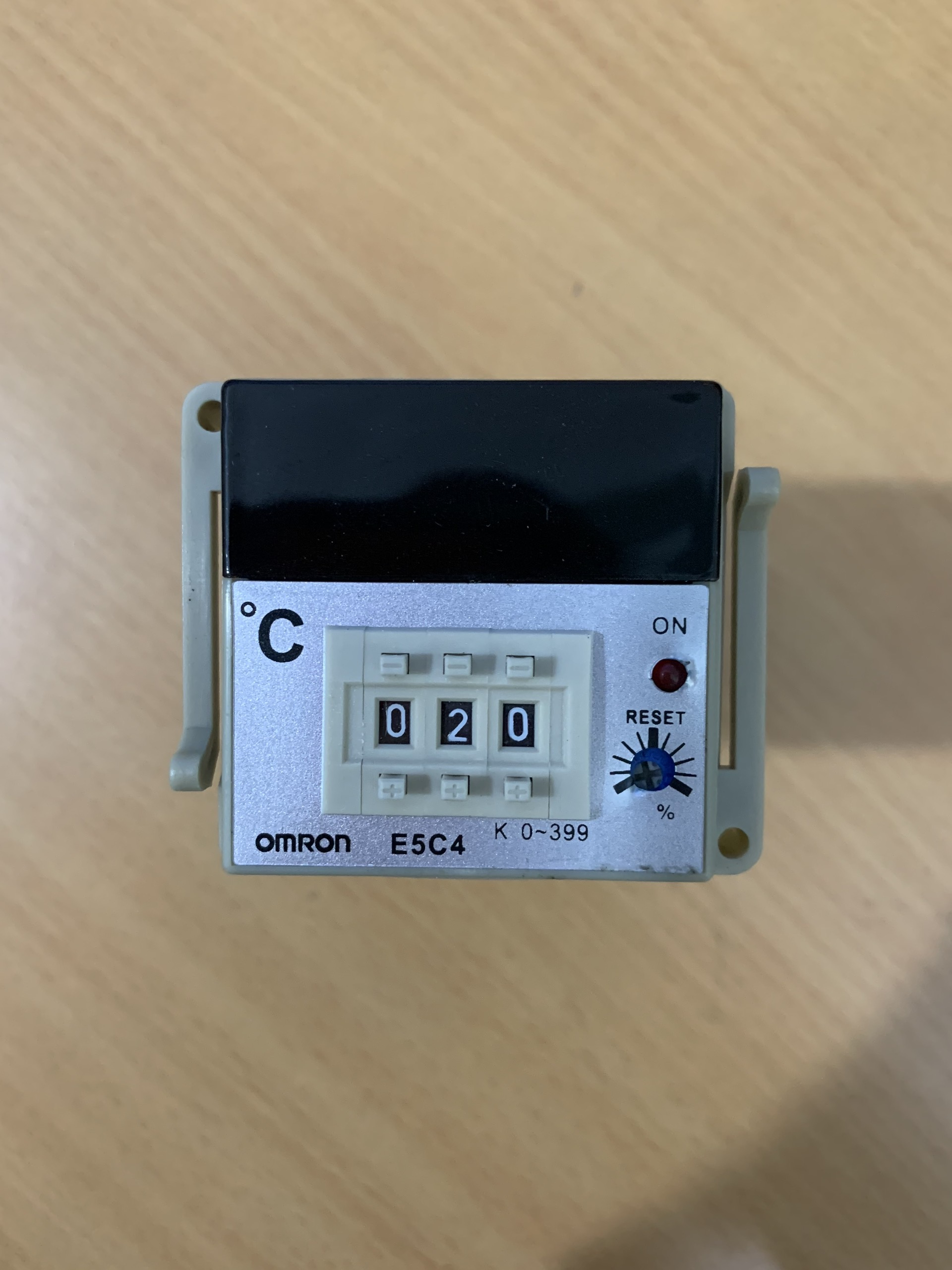 Đồng hồ nhiệt độ E5C4 kèm đế ( omron )