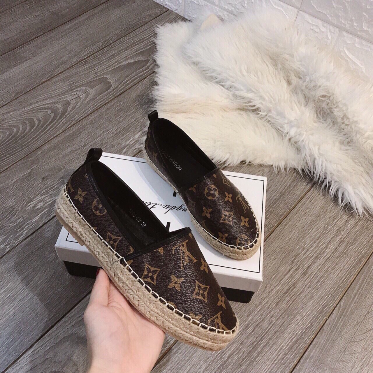 Giày Slip on LV đế cói