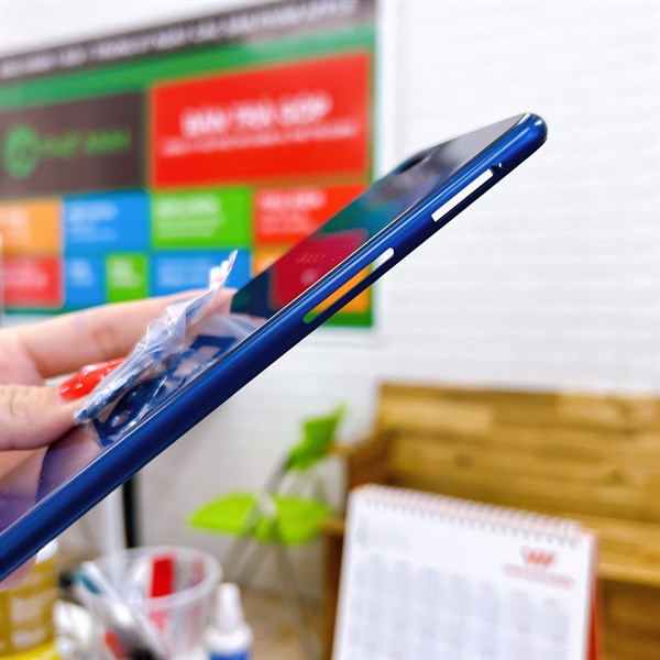 Nắp lưng Oppo A3s chọt sim trên
