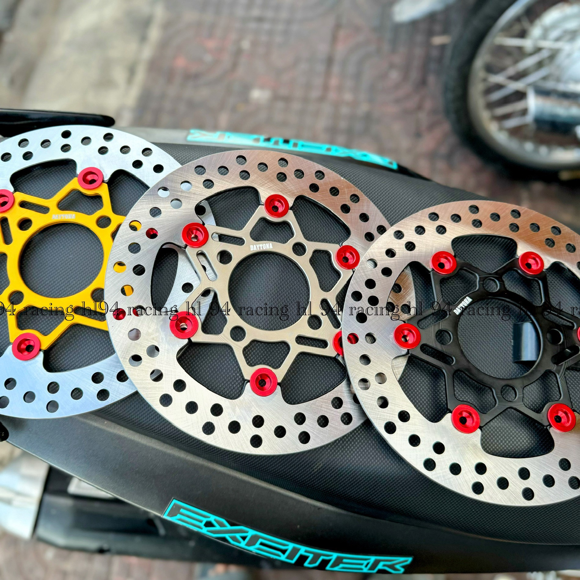 Đĩa thắng Daytona khoen đỏ 220mm lắp đặt nhiều dòng xe