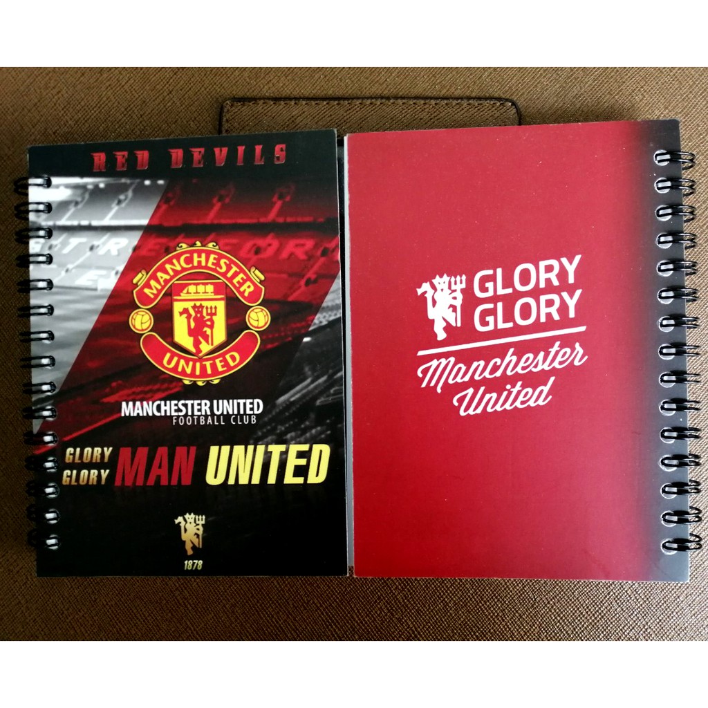 Sổ note Manchester United sẽ là món quà tuyệt vời dành cho các fan hâm mộ. Với thiết kế độc đáo và chất liệu cao cấp, sổ note này không chỉ giúp bạn ghi lại những ý tưởng mà còn là một vật phẩm thật phong cách.