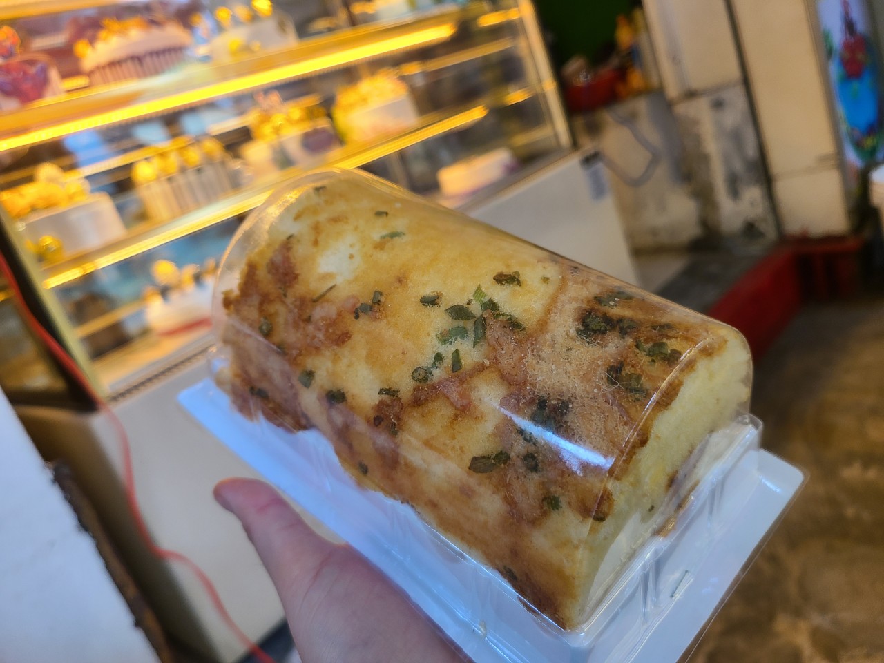 Bánh bông lan cuộn chà bông sốt bơ