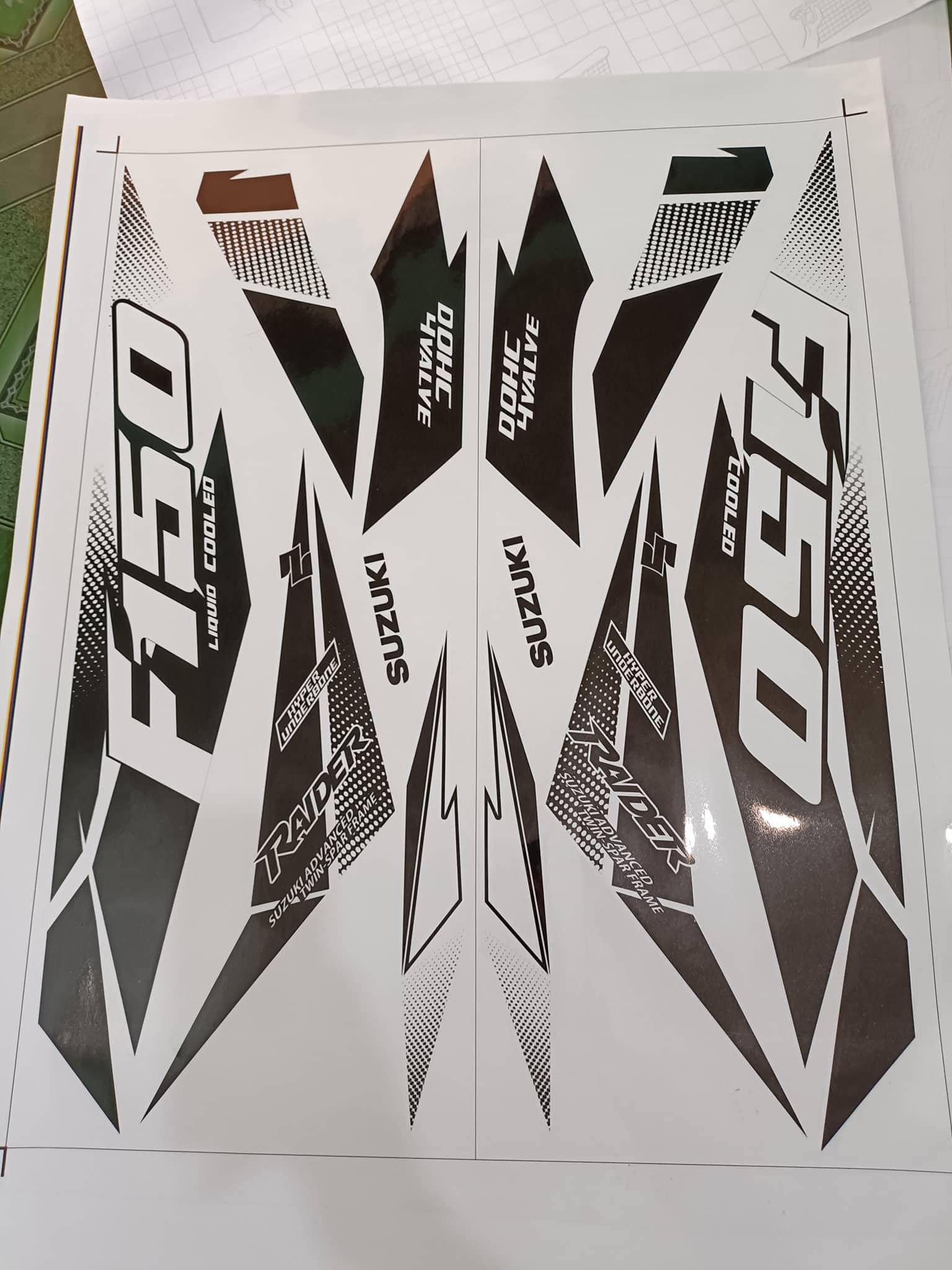 Tem rời raider xăng cơ đen xe trắng