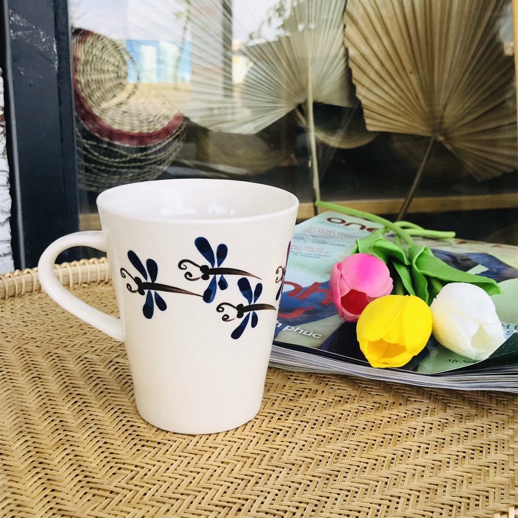 Ly sứ uống nước có quai cầm chất liệu sứ trang men họa tiết vẽ tayxinh xắn và trẻ trung năng động