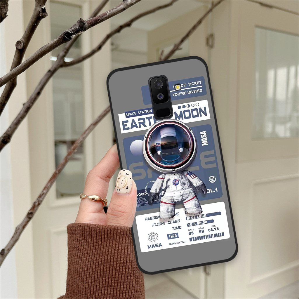 Ốp lưng Samsung Galaxy J8 phi hành gia astronaut 3D độc đáo
