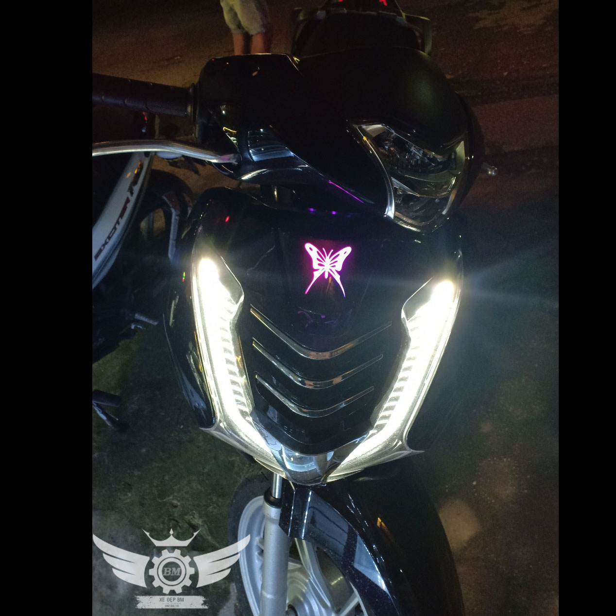 Mặt nạ xe sh màu đen độ led cánh bướm