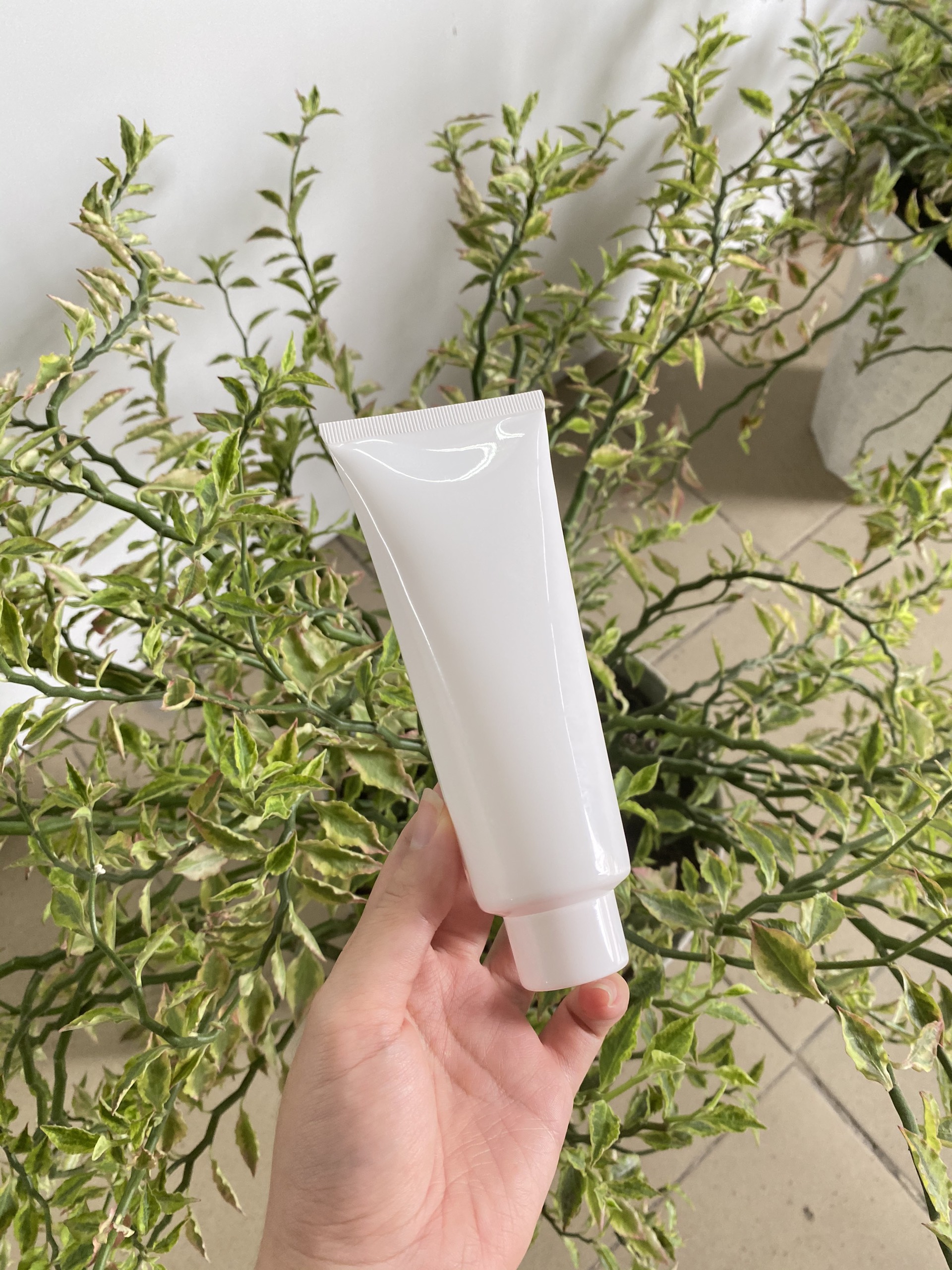 Tuýp nhựa nền trắng 120ml (Fi40) (Bộ nắp vặn và vòi)