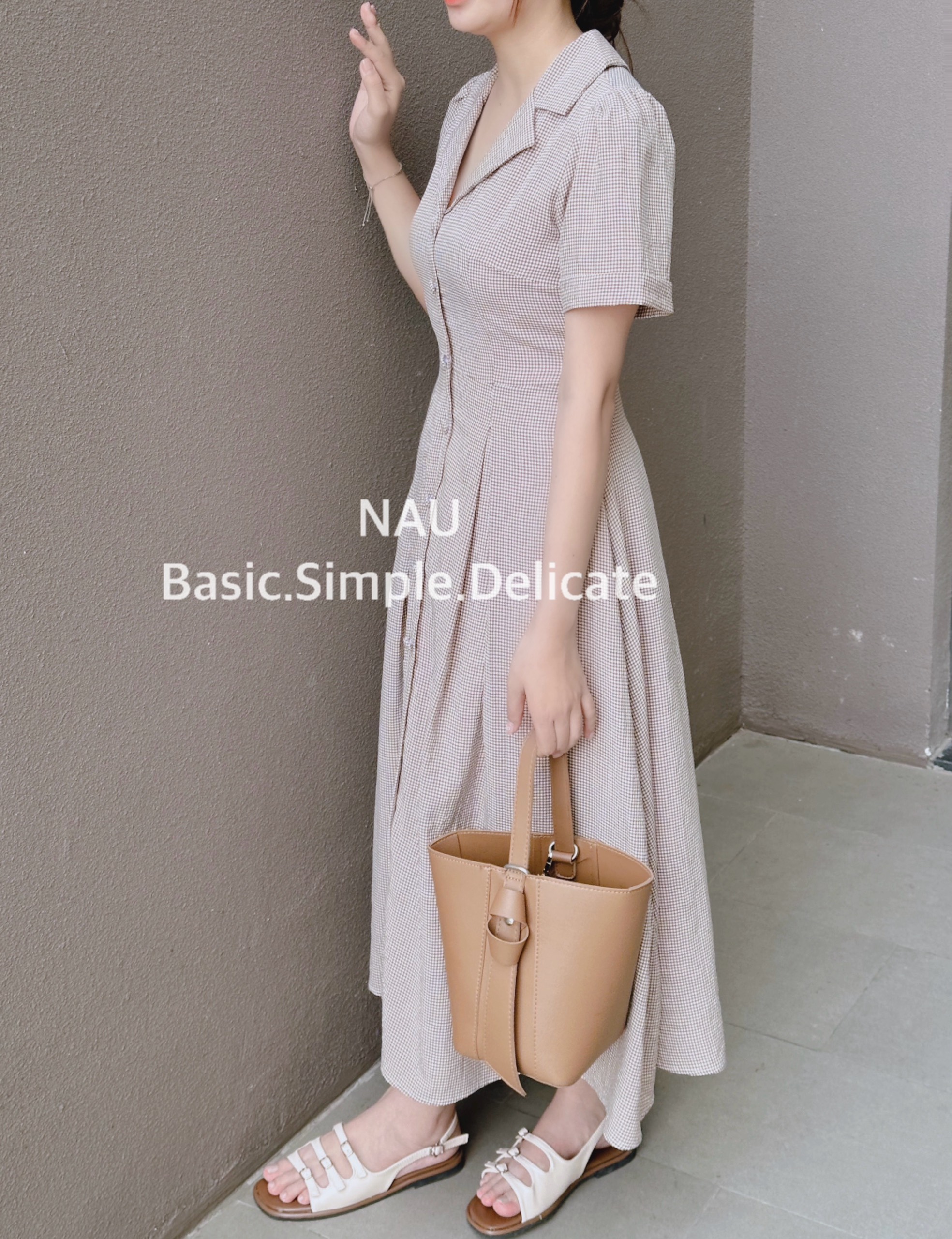 Đầm caro cổ vest nút bọc dáng dài