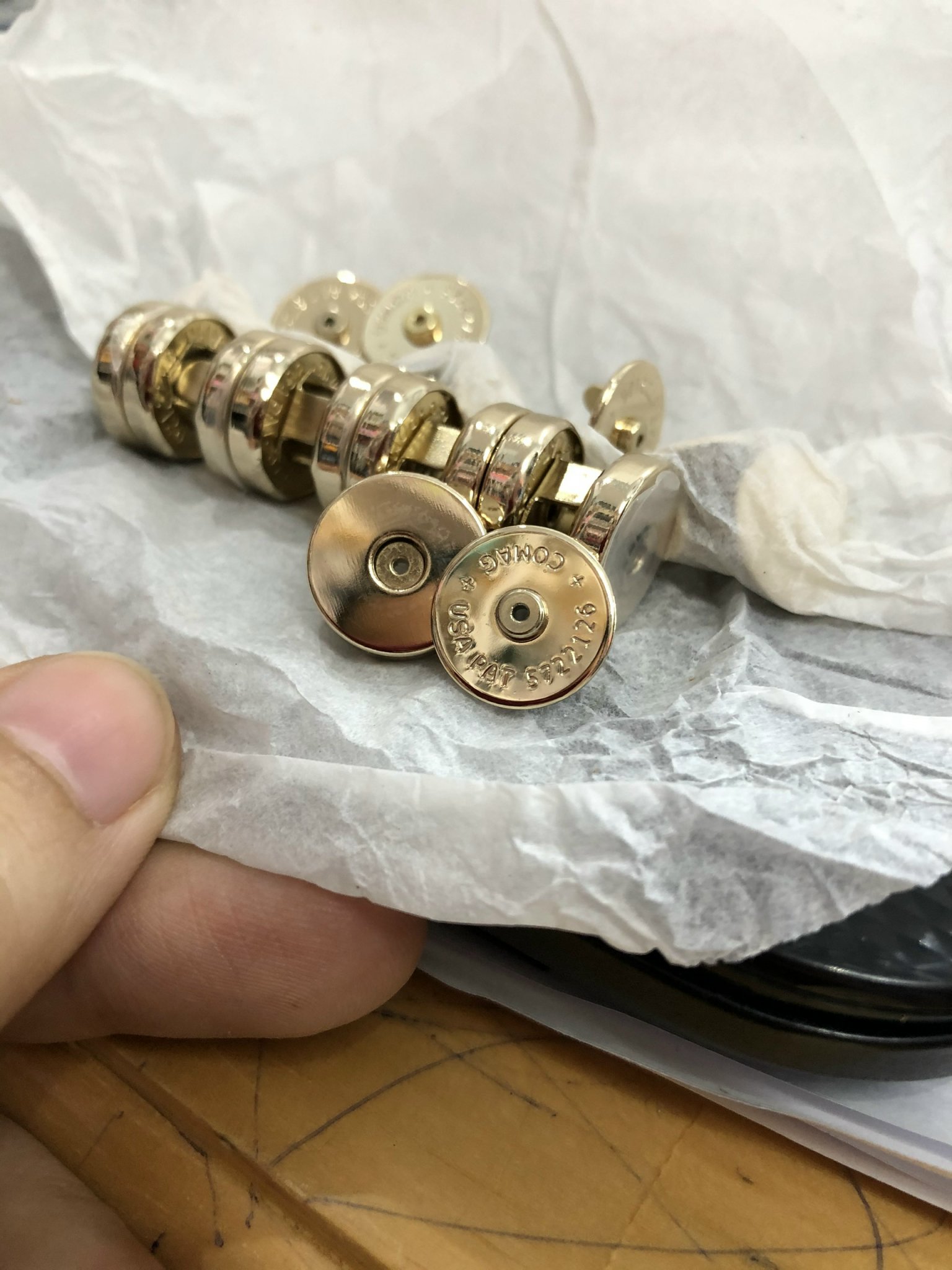 Nút Hít vàng dày 1.4cm xịn đẹp chân 5mm