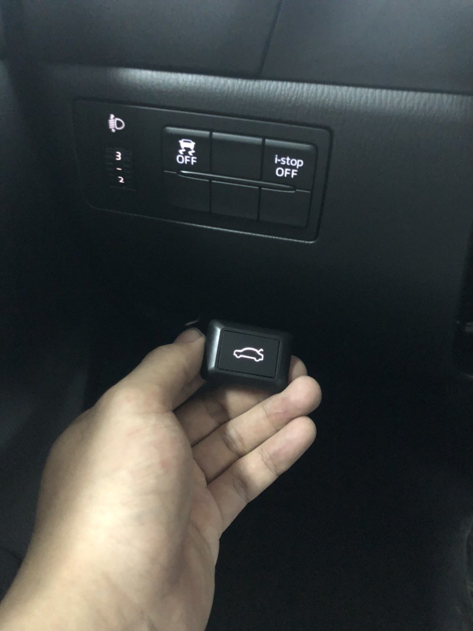 Nút mở cốp xe Mazda 3 Facelit đời 2017-2019