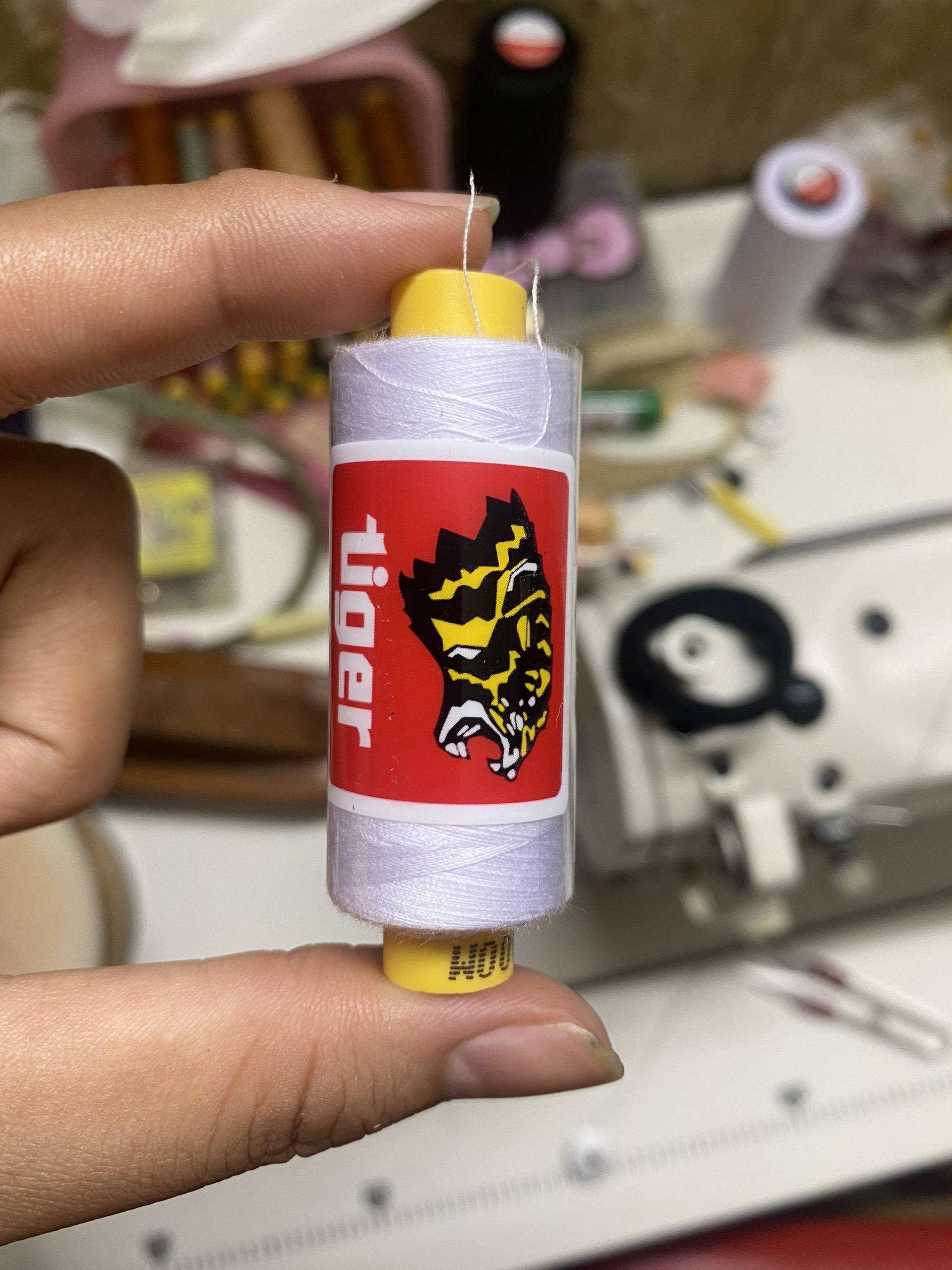 Chỉ may tiger 2 màu trắng đen 400m giá rẻ | Tiệm May Tuno