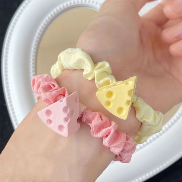 Scrunchies dây cột tóc cô gái nhỏ xinh xắn