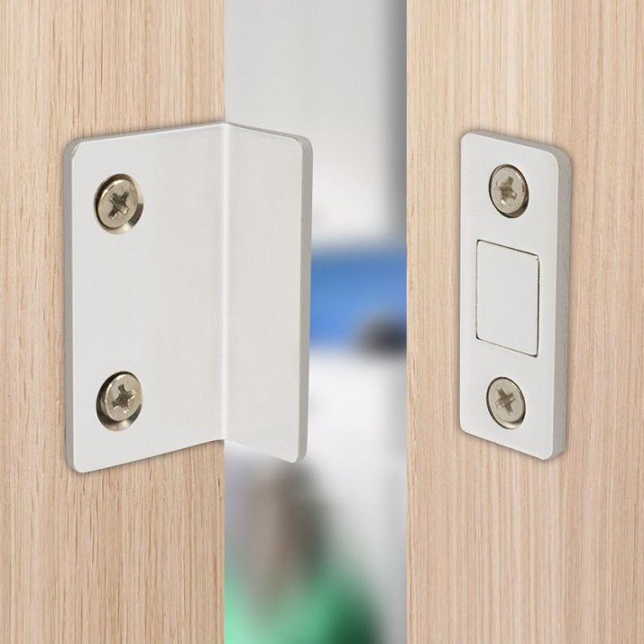 KÈM ỐC. KHÓA NAM CHÂM GÓC 90 ĐỘ DÙNG GẮN CỬA LÙA, CỬA TRƯỢT chắc chắn. TH 909.970