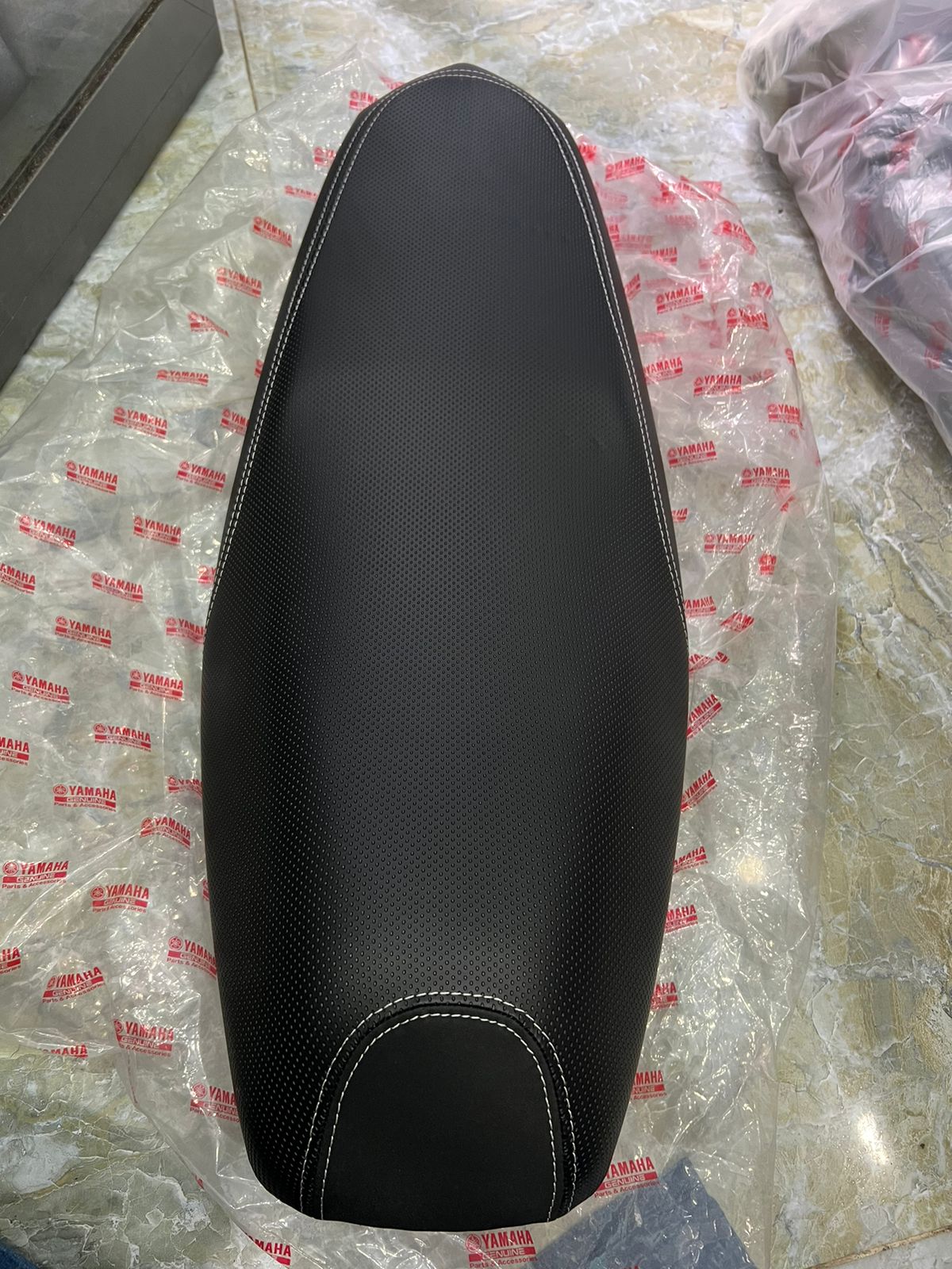 Yên zin hãng xe Exciter 135 đời 2010 ( nền đen chỉ trắng)