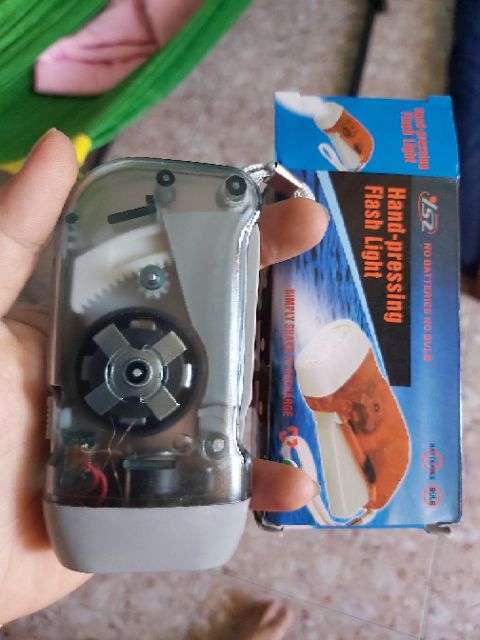 [HCM][SẠC PIN BẰNG TAY] Đèn Pin Sạc Tự Động Bằng Bóp Tay