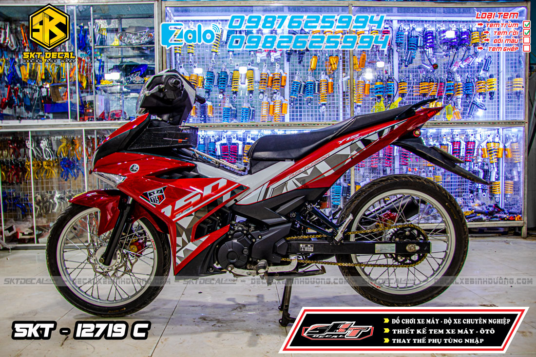 Tem trùm xe exciter 150 đỏ trắng bạc y15zr