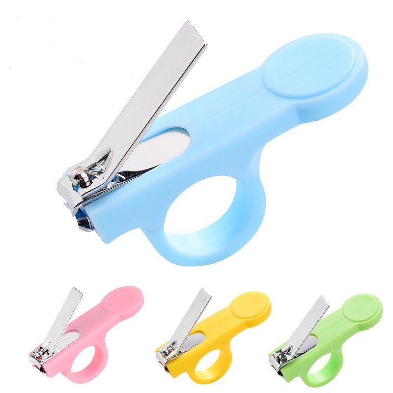 Bấm móng tay xỏ ngón cho bé trai bé gái