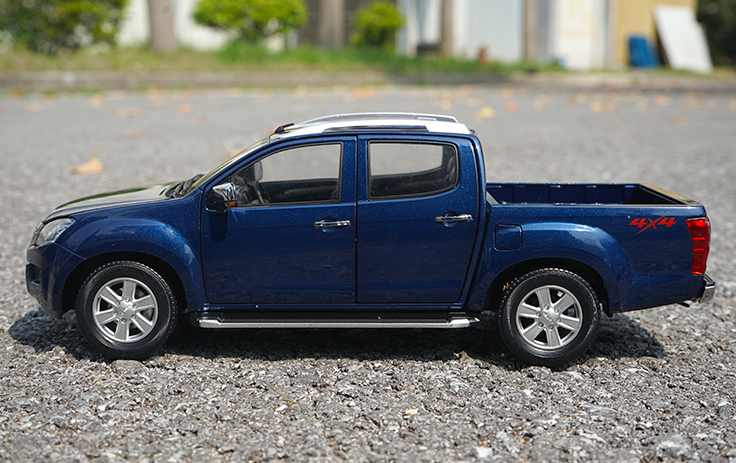 Mô hình xe Isuzu D-Max tỉ lệ 1:18