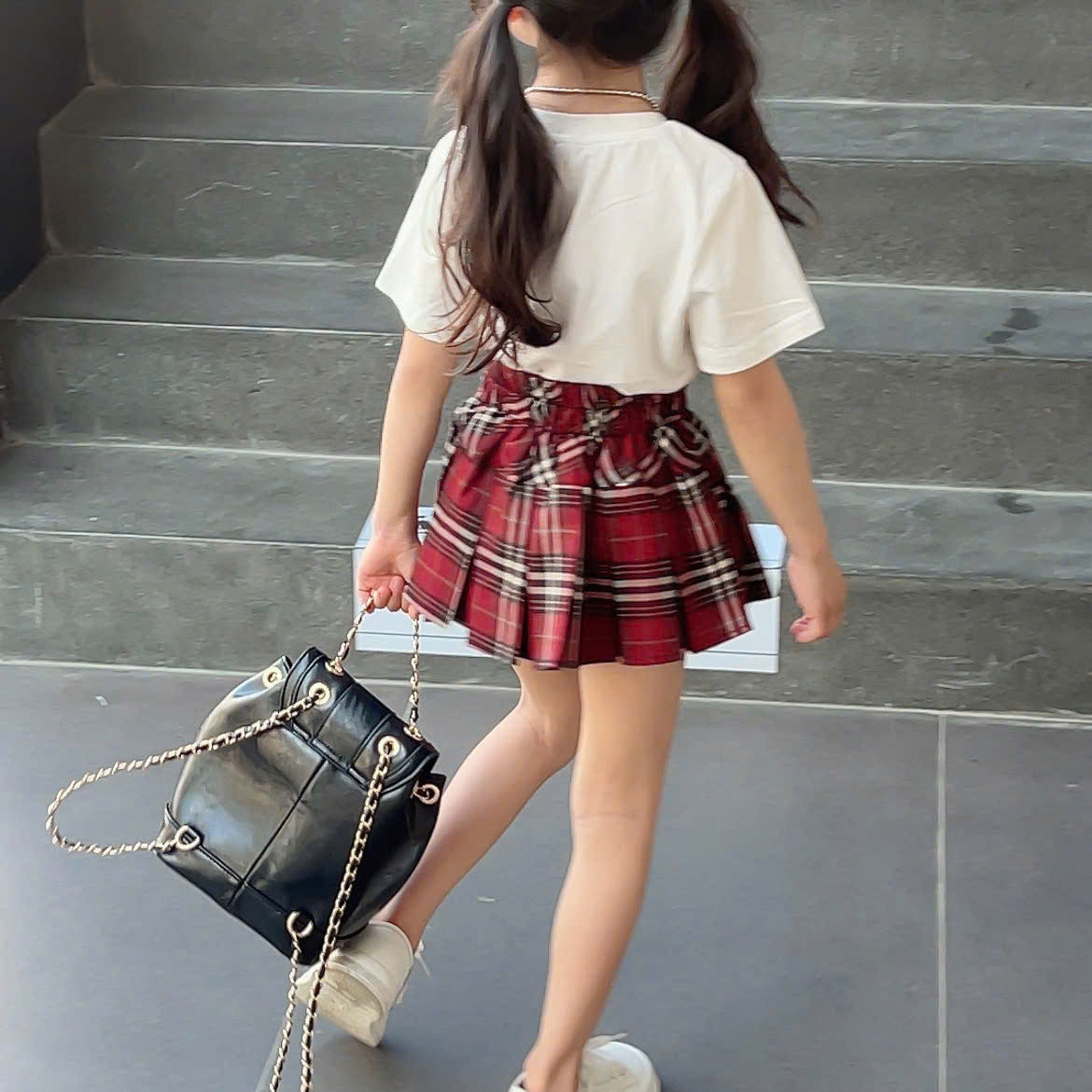 Chân váy xếp ly kẻ đỏ có lớp lót quần cho bé gái xinh xắn
