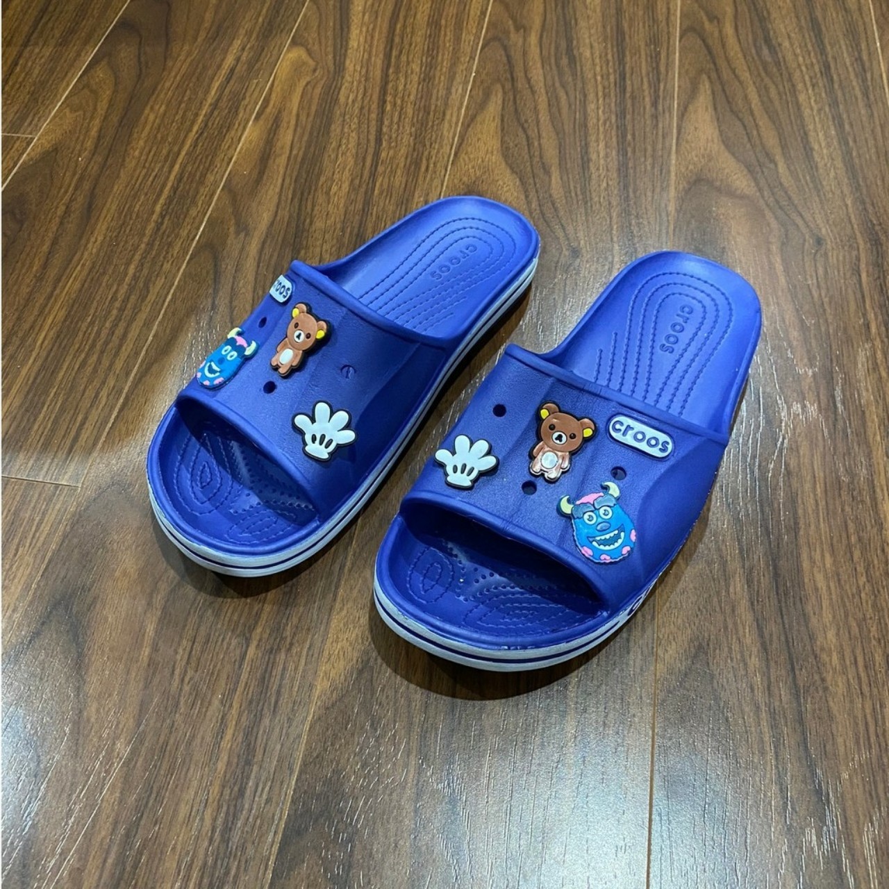 Dép Croos tặng kèm 6 sticker