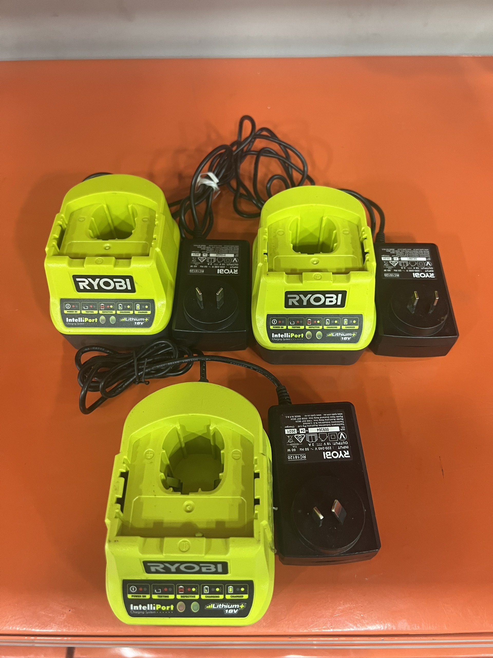 Đế sạc pin nhanh ryobi 18v 2a rc18120