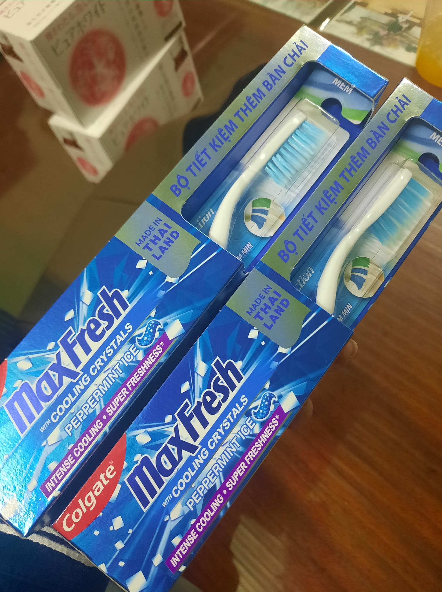 Kem đánh răng Colgate Maxfresh Thái Lan 230g ( tặng kèm bàn chải)