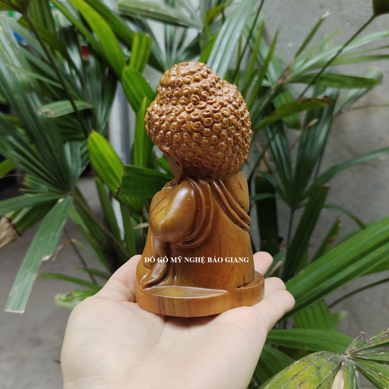 Tượng chú tiểu gỗ bách xanh có mùi thơm