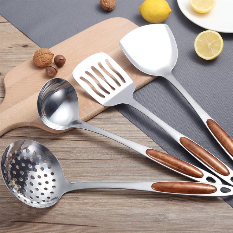 [HCM]Vá Múc Canh có lỗ Inox 304 Cán Vân Gỗ [ KT: 28cm X 7.5cm ]