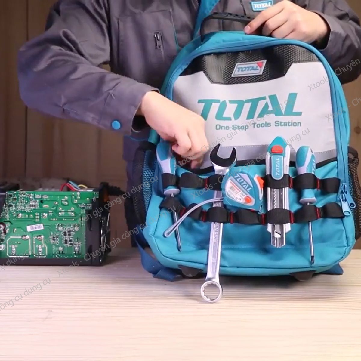 Balo đựng đồ nghề đeo lưng đăng năng nhiều ngăn TOTAL THBP0201 balo đựng máy tính, dụng cụ, phụ kiện, đồ nghề, máy móc