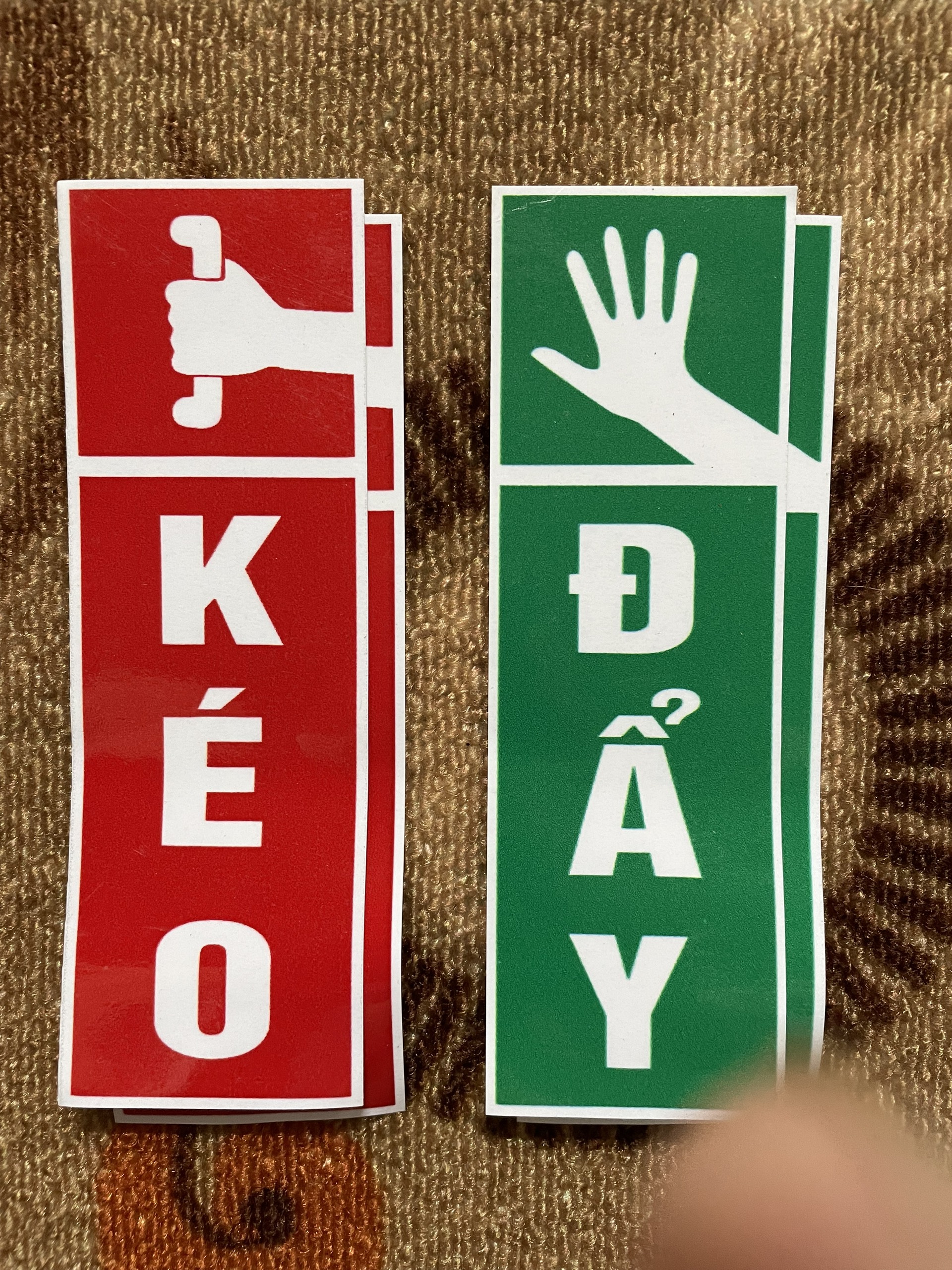 COMBO 2 MIẾNG DECAL DÁN CỬA KÍNH ĐẨY VÀO KÉO RA