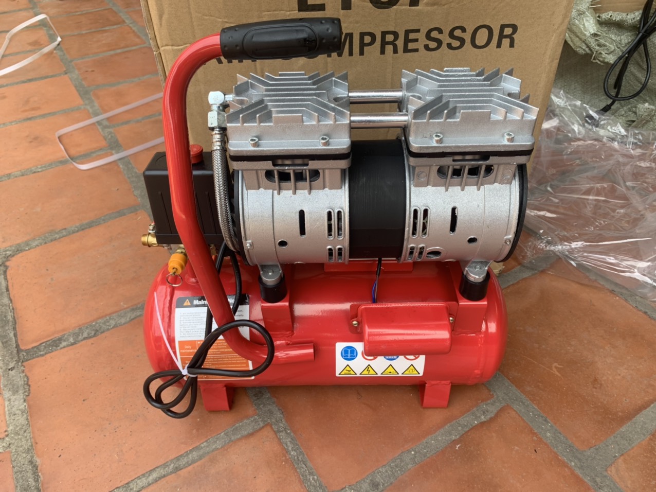 Máy nén khí không dầu mini 9lít,600w chính hãng Sky. Máy nén khí chuyên dùng bơm hơi, xì khô.. không dầu ít ồn