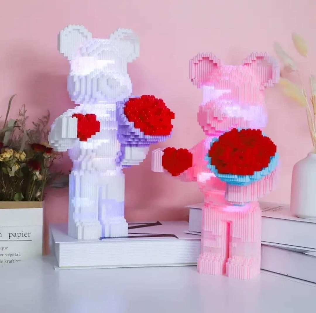 Mô hình lắp ráp lego Gấu ôm hoa 35cm có đèn phát sáng
