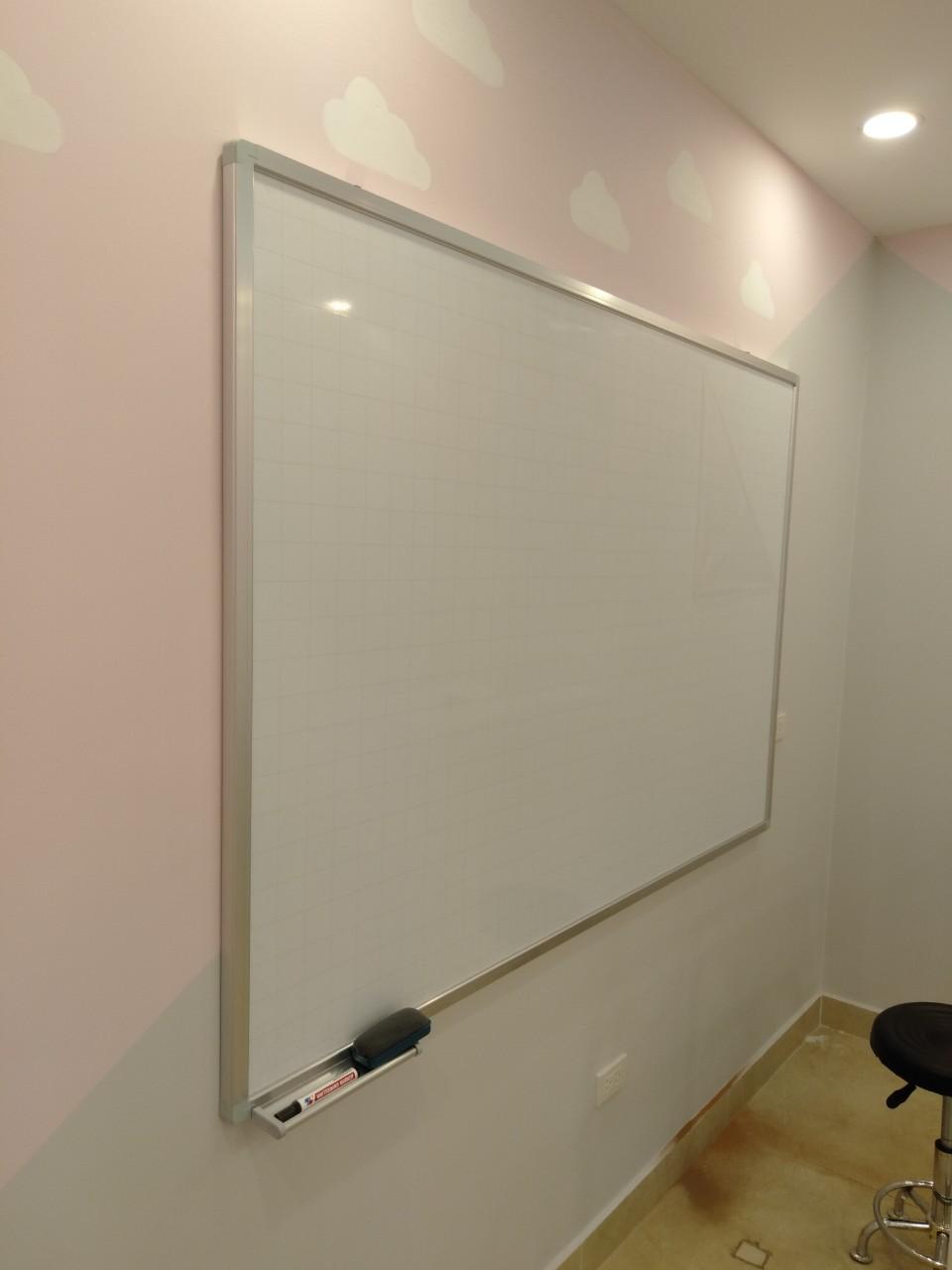 Bảng từ trắng chống lóa Hàn Quốc viết bút dạ 90*120cm (Tặng kèm bông lau, nam châm, bút)