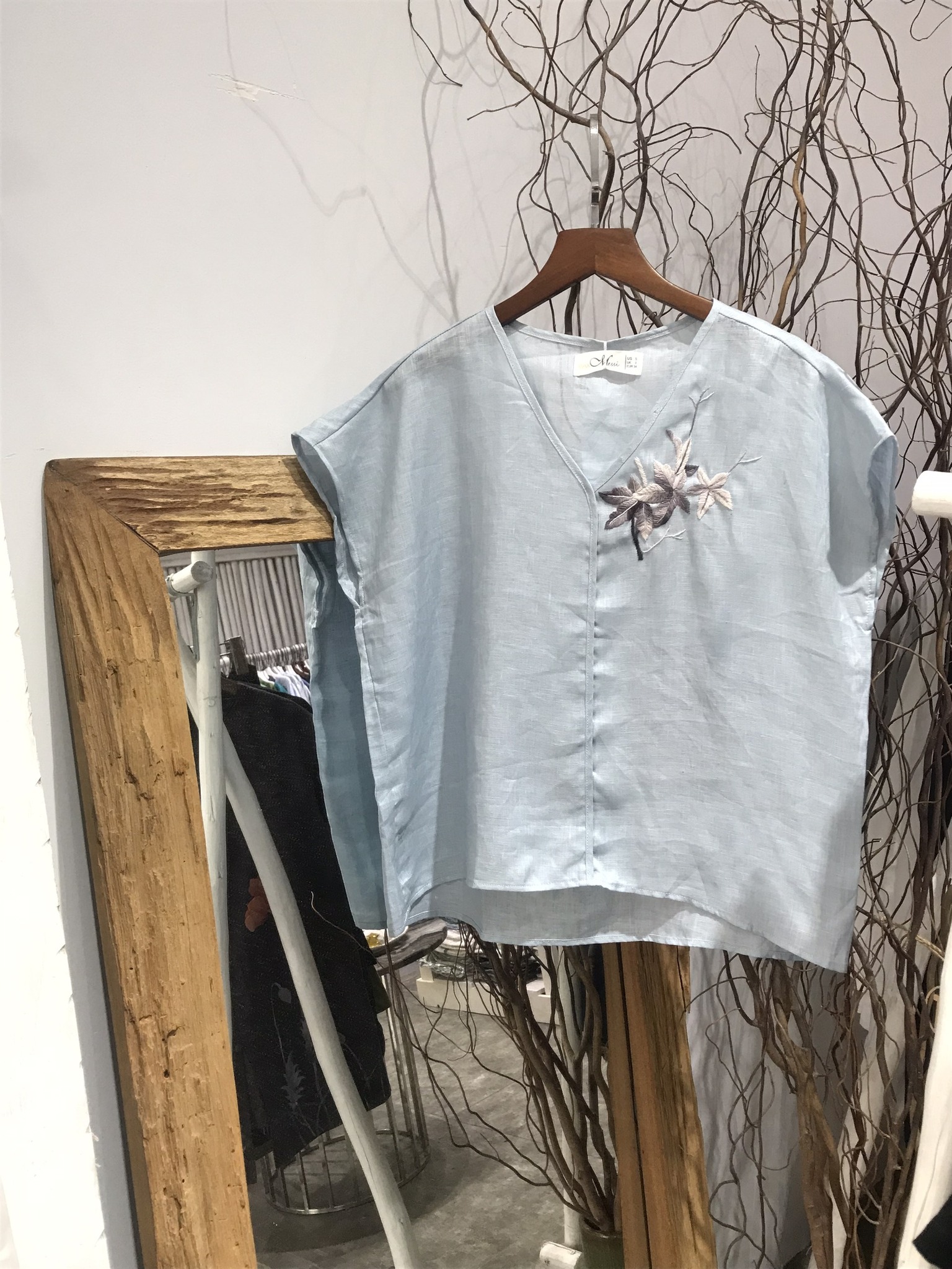 Áo top linen vai đỗ thêu tay CARA- MaxMessi