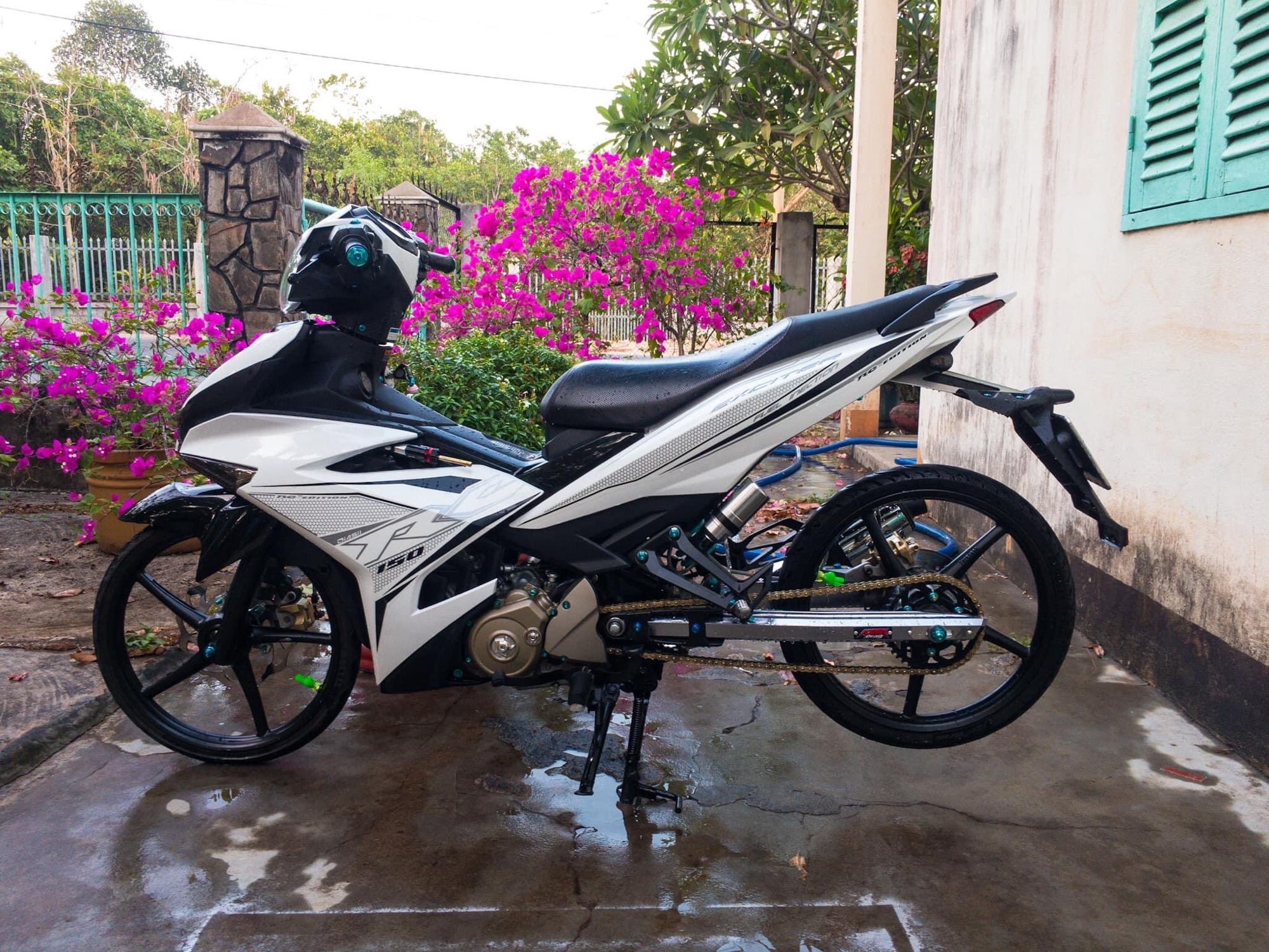 Tem rời exciter Rc 150 tổ ong dán xe trắng