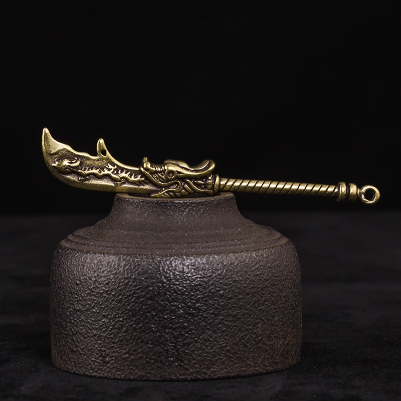 [HCM]Tượng Trưng Bày Phong Thủy Trang Trí Bằng Đồng Hình Thanh Đồ Long Đao (Kích cỡ: 8.0x1.3cm)