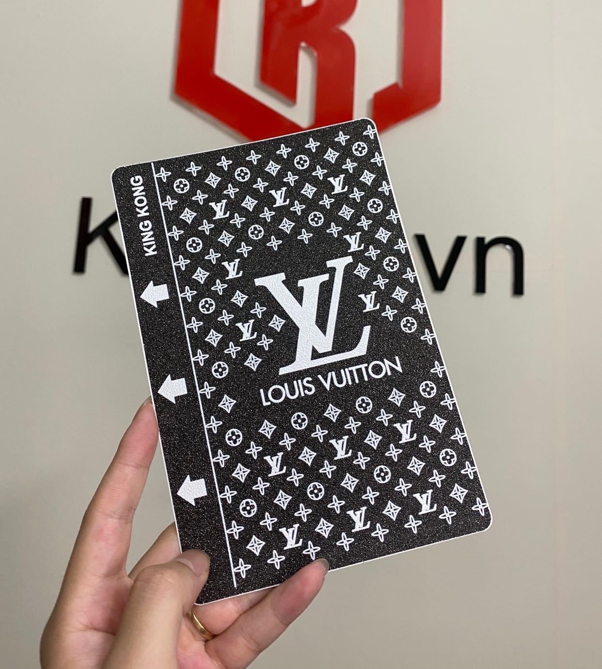 Miếng Dán Skin nhũ đen LV chữ lớn - Miếng dán cho IPhone và Android