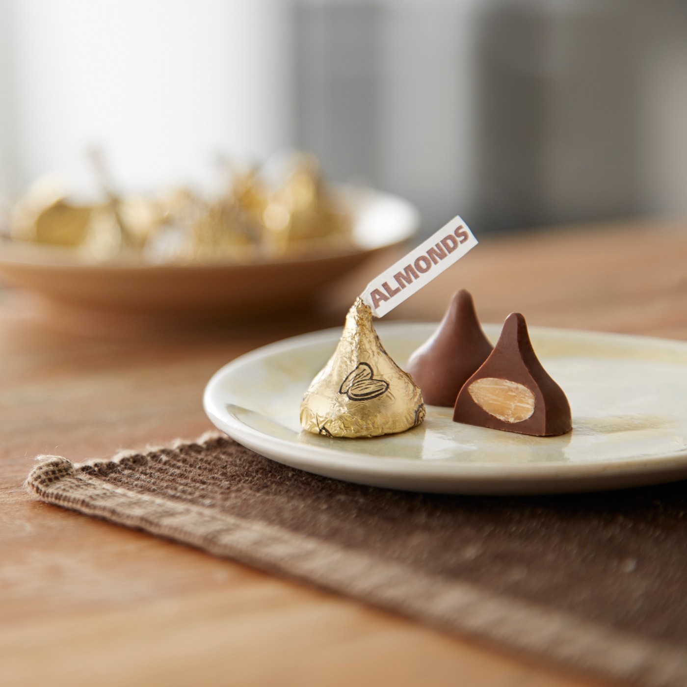 Socola Hershey Kisses Sữa Hạnh Nhân - Socola Mỹ