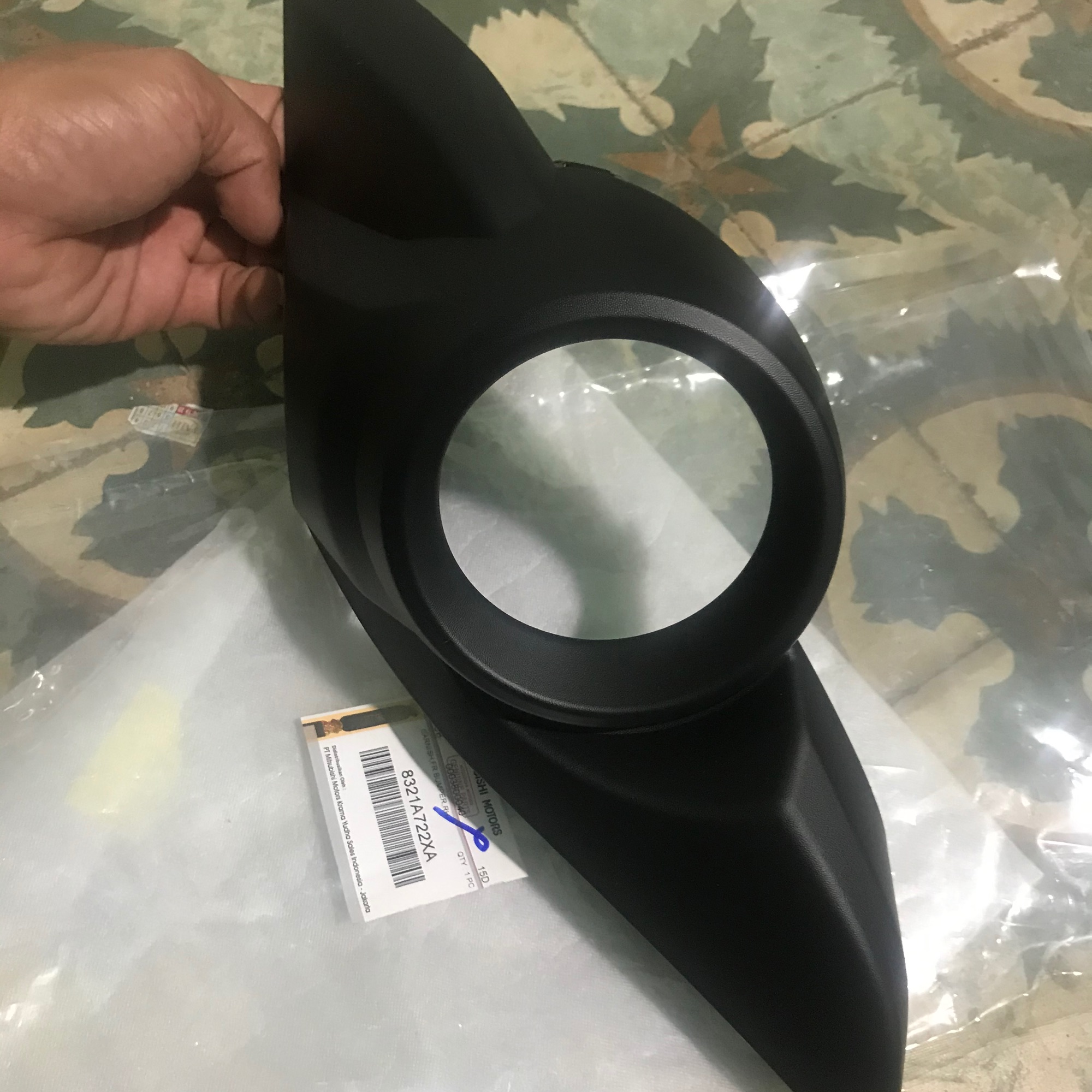 Ốp đèn gầm đen không vân cacbon mitsubishi xpander 2019-2020