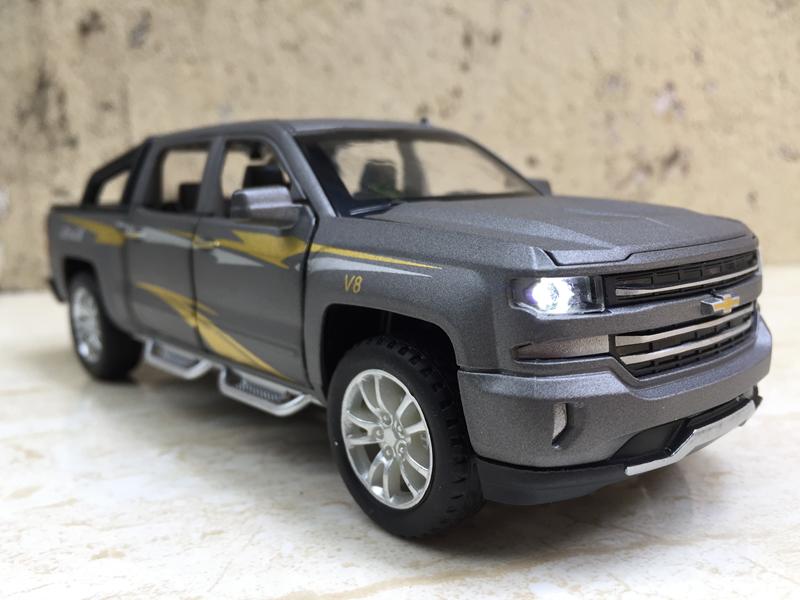 [HCM]Mô hình xe  Chevrolet SILVERADO 1500 2020 1:32